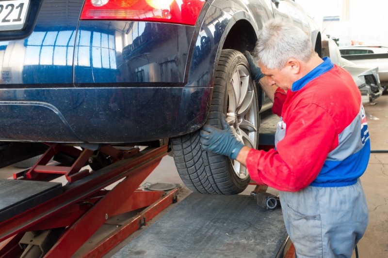 vitrine-SOLLIES VILLE-min_auto_repair_repair_lift_auto_mechanic_work_clothes_master_professional_man_of_the_fold-685629
