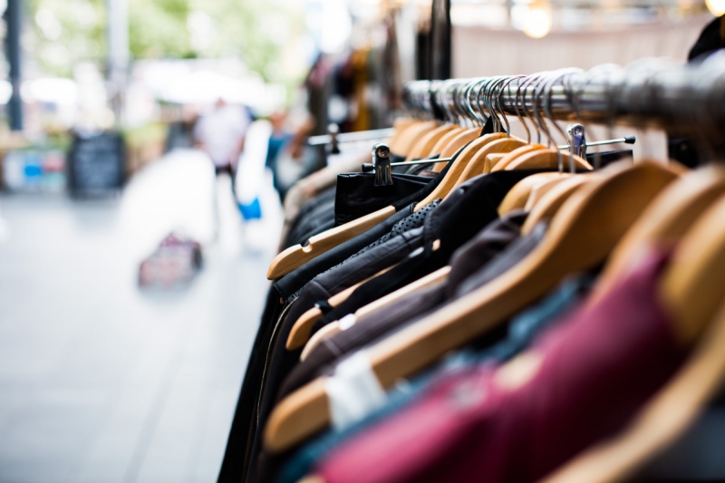 vitrine-SOLLIES VILLE-min_blur_close_up_focus_hanger_jacket_market_people_rack-1176303