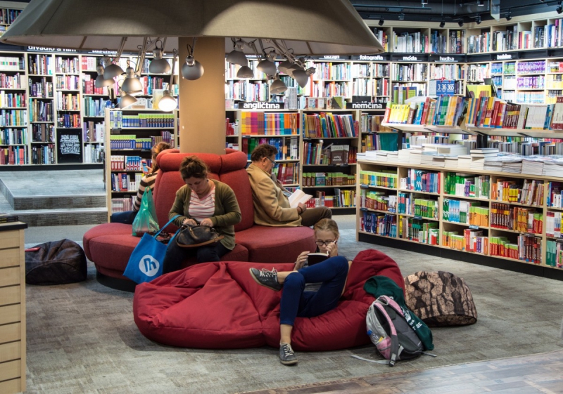 vitrine-SOLLIES VILLE-min_books_bookstore_book_reader_readers_reading_shop_sale_books-849006