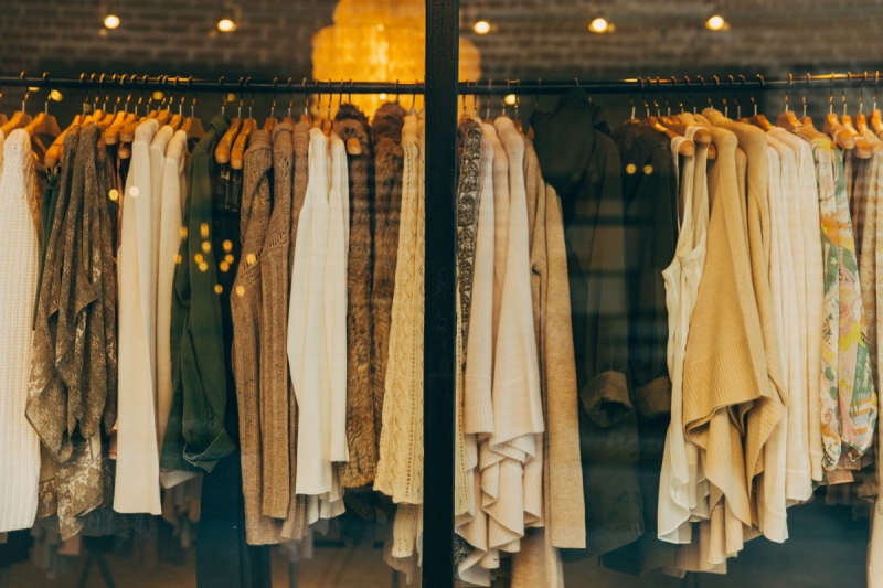 vitrine-SOLLIES VILLE-min_clothe_fashion_store_shop_window_store_front-21277